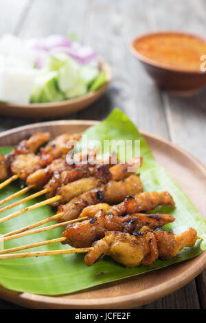 Close up poulet satay sur table à manger en bois, l'un des fameux plats locaux. Banque D'Images