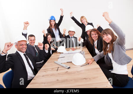 Portrait d'ingénieurs Sitting Cheering Banque D'Images