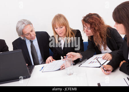 Businesspeople Sitting At Table de conférence à la réunion Banque D'Images