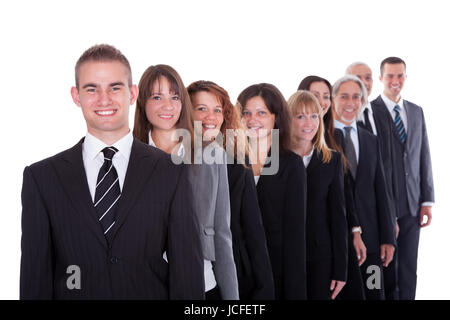 Groupe de personnes à la confiance des entreprises dans une équipe ou une société de personnes debout dans une rangée en quinconce smiling at the camera isolated on white Banque D'Images