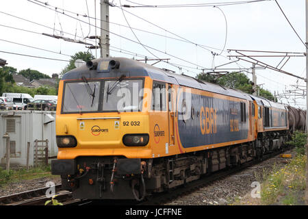 Class 92 et class 66 électriques locomotives diesel en direction nord à travers Carnforth sur la ligne principale de la côte ouest avec un train de marchandises Banque D'Images