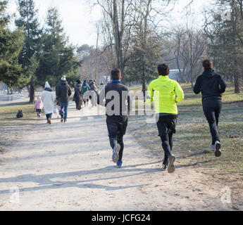 Les gens dans le parc à côté de Saint James Pond, Bois de Boulogne, Paris, France Banque D'Images