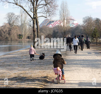 Les gens dans le parc à côté de Saint James Pond, Bois de Boulogne, Paris, France Banque D'Images