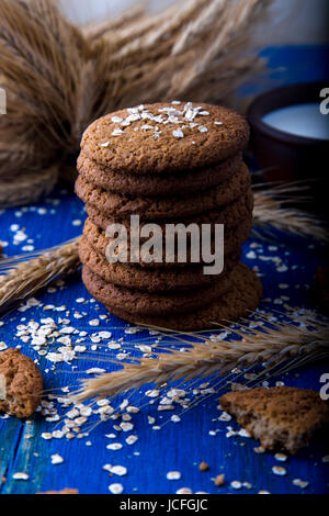 Oatmeal Cookies bleu sur fond de bois. Cookies avoine de serviette Banque D'Images