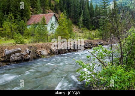 Une vieille grange tient à Canyon Creek, près de Wallace, de l'Idaho. Banque D'Images