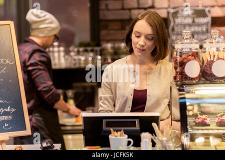 Barman femme au café ou au café cashbox Banque D'Images