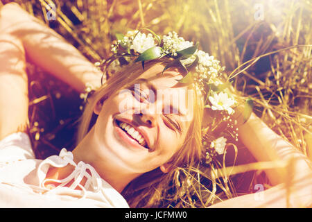 Femme heureuse dans la gerbe de fleurs couché sur la paille Banque D'Images