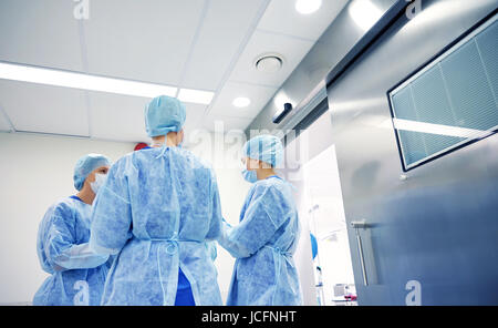 Groupe des chirurgiens en salle d'opération à l'hôpital Banque D'Images