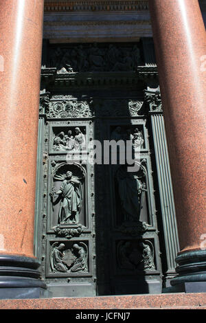 Reliefs sur les portes de bronze de la cathédrale Saint-Isaac à Saint-Pétersbourg - Russie Banque D'Images