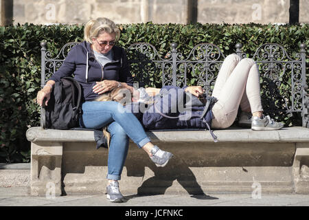 Femme et de la jeune fille sur le siège du parc, Séville, Andalousie, Espagne Banque D'Images