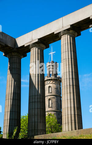 Le Nelson Monument et Monument National sur Calton Hill, à Édimbourg, Écosse, Royaume-Uni Banque D'Images