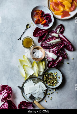 La Betterave, agrumes, salade de chicorée et de ricotta Salata et pistaches Banque D'Images