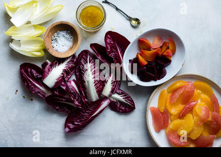 La Betterave, agrumes, salade de chicorée et de ricotta Salata et pistaches Banque D'Images