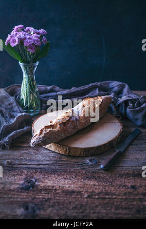 Baguette au levain sur une table en bois rustique Banque D'Images