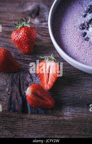 Fraises et Frappé fraise banane bol recouvert de noix de coco et cacao nibs Banque D'Images