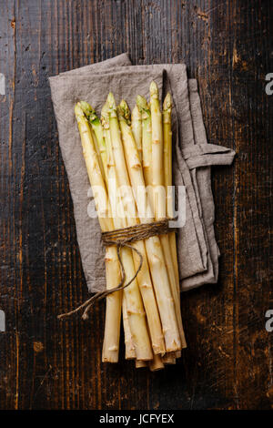 Matières premières fraîches asperges blanches sur fond de bois Banque D'Images