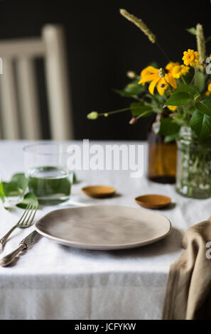 Set de table avec des fleurs et des accessoires Banque D'Images