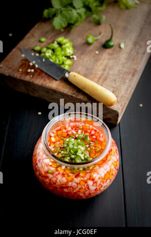 Légumes Marinés rapide. Photographié sur un fond boisé noir. Banque D'Images