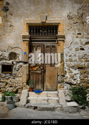 Vieille porte en bois, sur une construction abandroned dans le bain turc moitié nord de la ville de Nicosie à Chypre. Banque D'Images