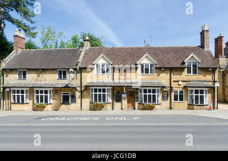 Le cheval et chiens de public house dans le joli village de Broadway dans les Cotswolds Banque D'Images