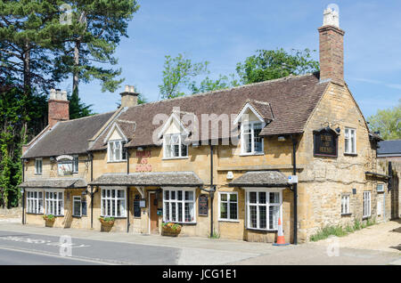 Le cheval et chiens de public house dans le joli village de Broadway dans les Cotswolds Banque D'Images