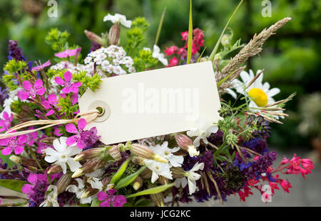 Bouquet de fleurs colorées avec Prairie et carte Banque D'Images