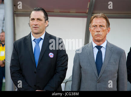 Juan Antonio Pizzi, entraîneur du Chili et Christoph Daum, l'équipe nationale de football roumain entraîneur en chef pendant les hymnes nationaux avant la Roumanie contre C Banque D'Images