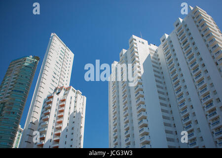 Les immeubles de hauteur dans la partie moderne de Carthagène, Colombie 2014. Banque D'Images