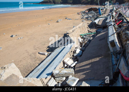 LEKETIO, ESPAGNE, LE 8 MARS : l'architecture à l'entrée de la plage de Lekeitio, au Pays Basque, en Espagne en 2014 après Christine tempête. Banque D'Images