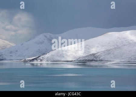 Détail de la lac Yamdrok sur la route de l'amitié au Tibet avec la neige sur les montagnes Banque D'Images