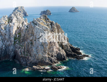 Roches avec les vagues d'émeraude, près du cap Pen Hir. La France. Banque D'Images