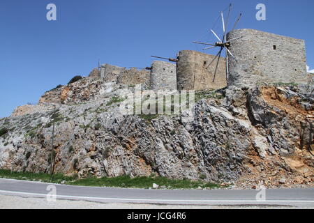 Ligne de moulins à vent à l'abandon face à la crête où la route entre dans le plateau de Lassithi, Crète, Grèce Banque D'Images