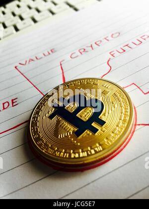 L'or physique pièce Cryptocurrency bitcoin en ordinateur portable. Crypto valeur Avenir. Banque D'Images