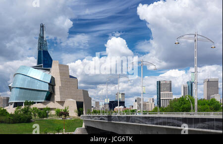 Licence disponible à MaximImages.com - paysages urbains panoramiques du Musée canadien des droits de la personne et gratte-ciel du centre-ville de Winnipeg, Manitoba Banque D'Images