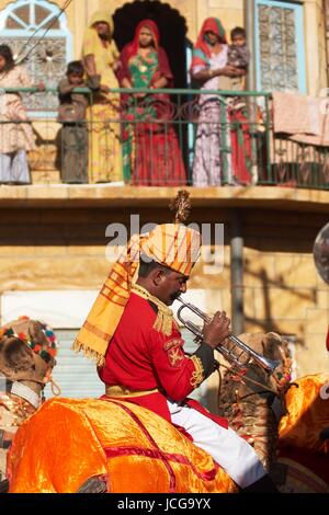 Les chameaux et les cavaliers de l'Indian Border Security Force diriger une procession dans le quartier historique au cours du Festival du désert à Jaisalmer, Inde. Banque D'Images