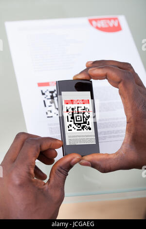 Close-up of a person's hand with Cellphone Barcode scanning Banque D'Images