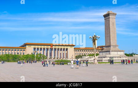 Les touristes à la place Tiananmen, Pékin, Chine Banque D'Images