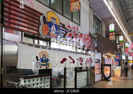 OSAKA, JAPON - 18 avril : Les vues de Janjan Yokocho Alley dans Naniwa-ku, Osaka, Japon le 18 avril 2014. Banque D'Images