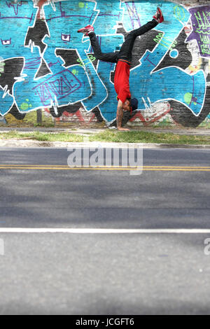 Un spectacle d'HipHop danseur en face d'un mur de graffiti. Banque D'Images
