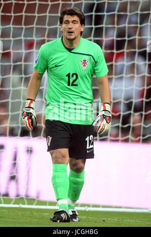 VEDRAN RUNJE ET D'OBJECTIF DE LA CROATIE CROATIE V ANGLETERRE STADE DE WEMBLEY, LONDRES, ANGLETERRE 09 septembre 2009 DIZ101246 ATTENTION ! Cette photo ne peut être utilisée que pour les journaux et/ou à des fins d'édition de magazines. Ne peut être utilisé pour l'utilisation en ligne/Internet, ni pour les publications impliquant 1 joueur, 1 ou 1 Concours Club, sans l'autorisation écrite de Football DataCo Ltd. Pour toute question, veuillez communiquer avec le Football DataCo Ltd au  +44 (0) 207 864 9121 Banque D'Images