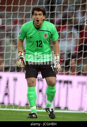 VEDRAN RUNJE ET D'OBJECTIF DE LA CROATIE CROATIE V ANGLETERRE STADE DE WEMBLEY, LONDRES, ANGLETERRE 09 septembre 2009 DIZ101247 ATTENTION ! Cette photo ne peut être utilisée que pour les journaux et/ou à des fins d'édition de magazines. Ne peut être utilisé pour l'utilisation en ligne/Internet, ni pour les publications impliquant 1 joueur, 1 ou 1 Concours Club, sans l'autorisation écrite de Football DataCo Ltd. Pour toute question, veuillez communiquer avec le Football DataCo Ltd au  +44 (0) 207 864 9121 Banque D'Images