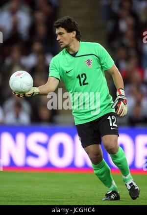 VEDRAN RUNJE ET D'OBJECTIF DE LA CROATIE CROATIE V ANGLETERRE STADE DE WEMBLEY, LONDRES, ANGLETERRE 09 septembre 2009 DIZ101261 ATTENTION ! Cette photo ne peut être utilisée que pour les journaux et/ou à des fins d'édition de magazines. Ne peut être utilisé pour l'utilisation en ligne/Internet, ni pour les publications impliquant 1 joueur, 1 ou 1 Concours Club, sans l'autorisation écrite de Football DataCo Ltd. Pour toute question, veuillez communiquer avec le Football DataCo Ltd au  +44 (0) 207 864 9121 Banque D'Images