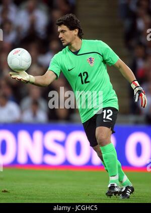 VEDRAN RUNJE ET D'OBJECTIF DE LA CROATIE CROATIE V ANGLETERRE STADE DE WEMBLEY, LONDRES, ANGLETERRE 09 septembre 2009 DIZ101262 ATTENTION ! Cette photo ne peut être utilisée que pour les journaux et/ou à des fins d'édition de magazines. Ne peut être utilisé pour l'utilisation en ligne/Internet, ni pour les publications impliquant 1 joueur, 1 ou 1 Concours Club, sans l'autorisation écrite de Football DataCo Ltd. Pour toute question, veuillez communiquer avec le Football DataCo Ltd au  +44 (0) 207 864 9121 Banque D'Images