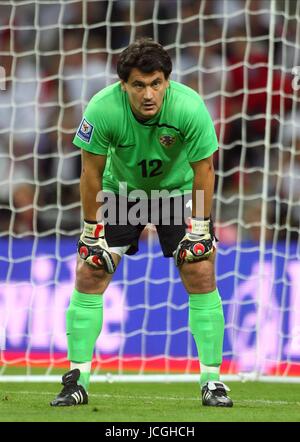 VEDRAN RUNJE ET D'OBJECTIF DE LA CROATIE CROATIE V ANGLETERRE STADE DE WEMBLEY, LONDRES, ANGLETERRE 09 septembre 2009 DIZ101270 ATTENTION ! Cette photo ne peut être utilisée que pour les journaux et/ou à des fins d'édition de magazines. Ne peut être utilisé pour l'utilisation en ligne/Internet, ni pour les publications impliquant 1 joueur, 1 ou 1 Concours Club, sans l'autorisation écrite de Football DataCo Ltd. Pour toute question, veuillez communiquer avec le Football DataCo Ltd au  +44 (0) 207 864 9121 Banque D'Images