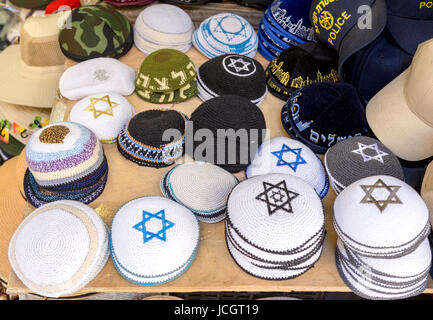 Kippahs typiquement Juif, casquettes avec 6 pointes motif en étoile sur l'affichage dans la vieille ville de la Jérusalem, Israël. Banque D'Images
