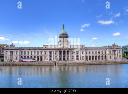 Le Custom House sur la rivière Liffey à Dublin, Irlande. Banque D'Images
