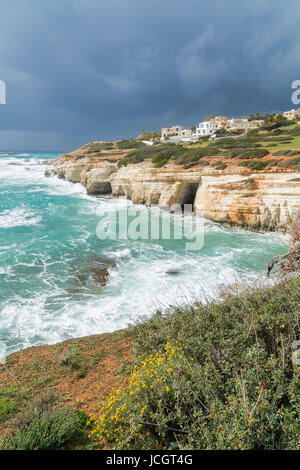 Les grottes de la mer, près de la plage de Coral Bay près de Paphos, Paphos, Chypre Banque D'Images