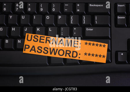 Note papier avec nom d'utilisateur et mot de passe sur noir clavier de l'ordinateur. Concept de sécurité Internet. Close up. Banque D'Images