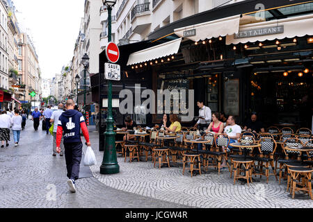 Parisain café, rue Montorgueil, Paris 2ème, France Banque D'Images