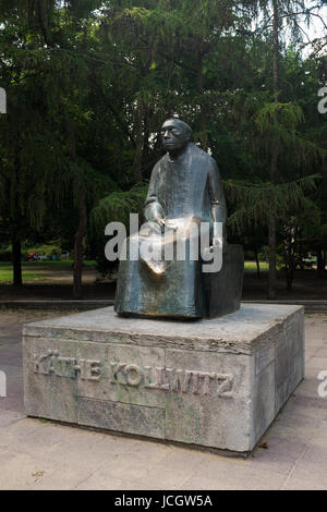 BERLIN, 31 mai : Sculpture en l'honneur de Kathe Kollwitz (8 juillet 1867 - 22 avril 1945) de Gustav Seitz dans Kolwitzplatz Prenzlauerberg, Berlin, le 3 mai Banque D'Images